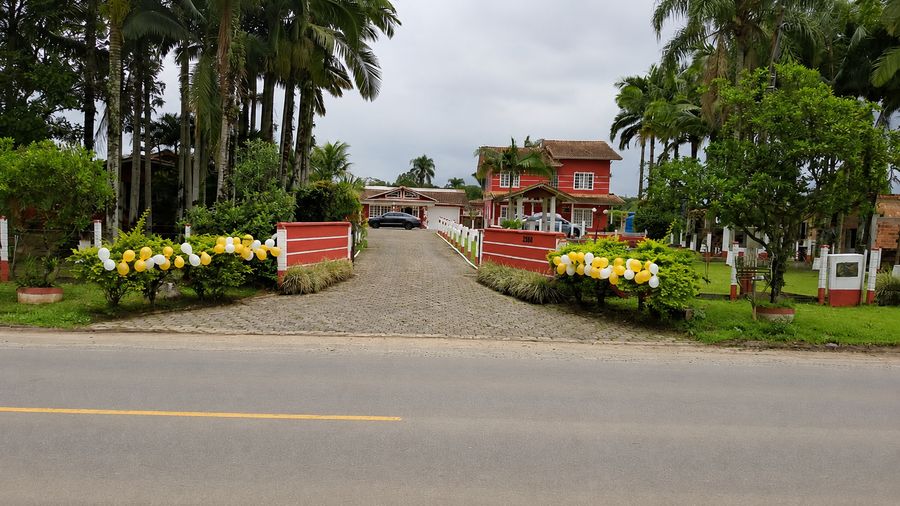 Entrada do Recanto Fazenda, cercada pela natureza
